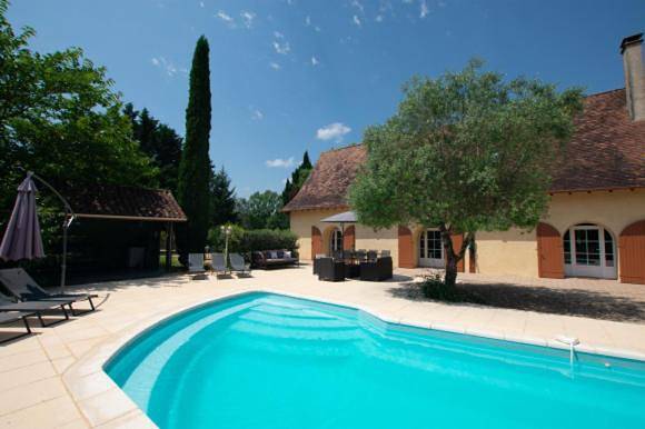 Location de vacances pour 10 personnes, avec terrasse ainsi que vue et piscine à Lacropte
