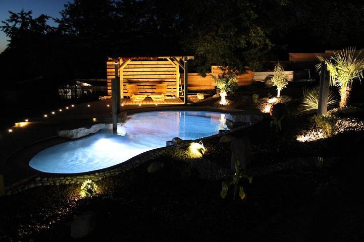Chalet pour 3 personnes, avec Balcon et Jacuzzi ainsi que Jardin et Piscine