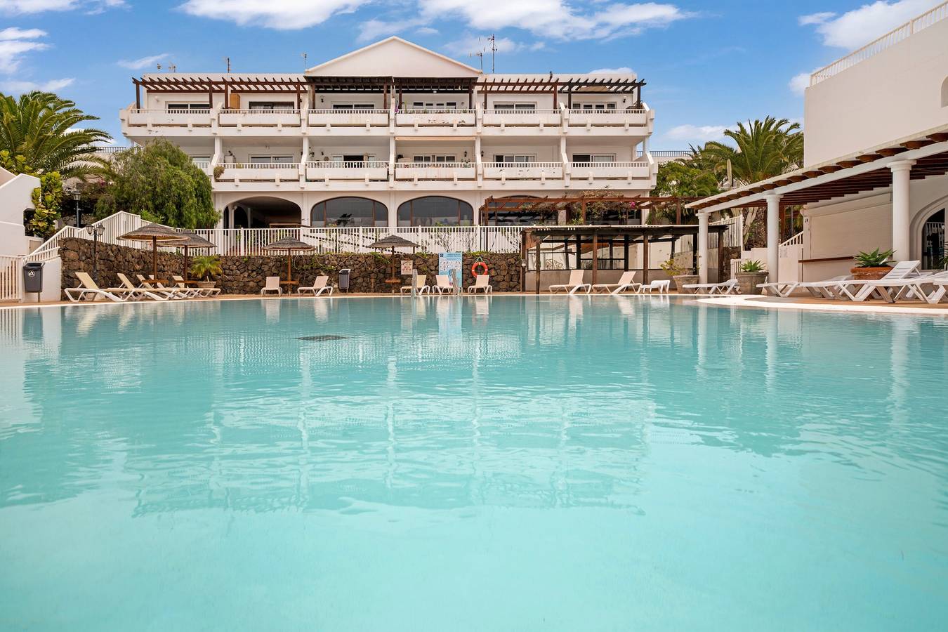 Ganze Wohnung, Ferienwohnung Lovely Duplex mit Meerblick, Pool und Wlan in Costa Teguise, Teguise