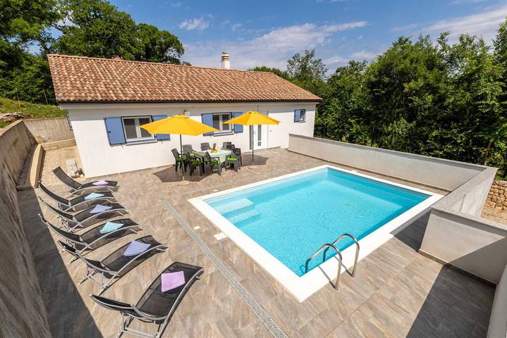 Ferienhaus für 8 Personen, mit Pool und Garten, mit Haustier