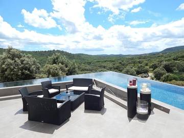 Cottage pour 8 personnes, avec vue et terrasse ainsi que jardin et piscine, animaux acceptés à Corconne