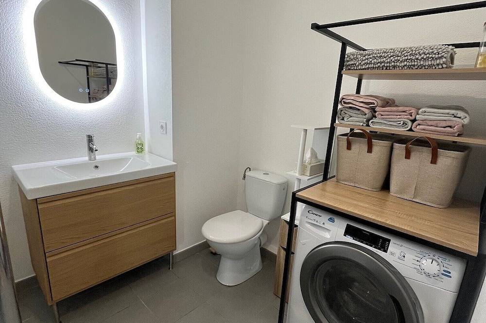 Apartamento entero, Les Ombrelles, apartment in secure residence with elevator and garage in Miramas, Istres region