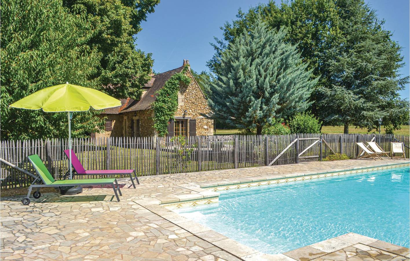 Poolside Haven mit Parkplatz, Garten und Küche in Campsegret, Périgord Pourpre