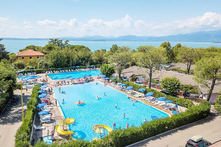 Bungalow per 4 persone, con piscina e terrazza in Bardolino