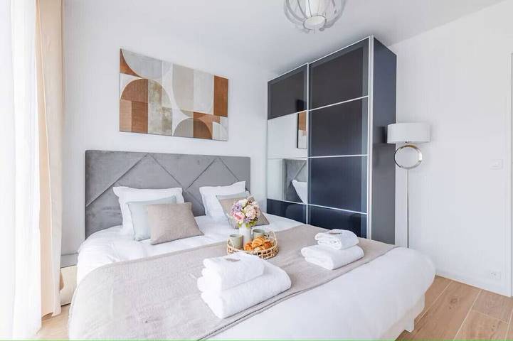 Entire apartment, Levallois - Balcon - 1 chambre in Levallois-Perret, Hauts-de-Seine