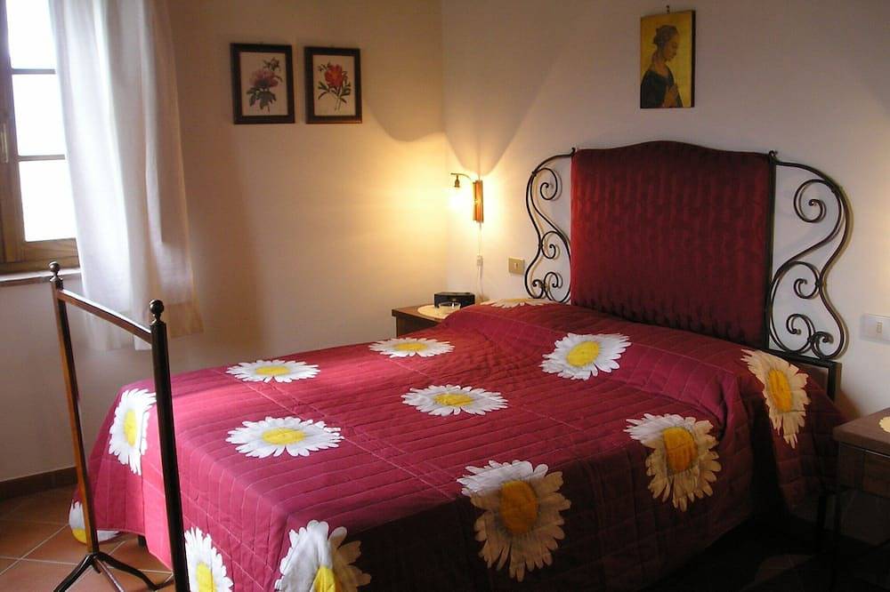 Farmhouse, private garden and fenced swimming pool on Tuscany-Umbria  border in Città della Pieve, Perugia Province