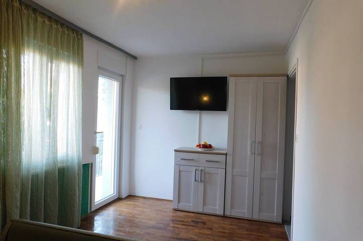 Appartement entier, App for 2 with heated pool, nice garden and bbq in Banjole, Côte Sud d'Istrie