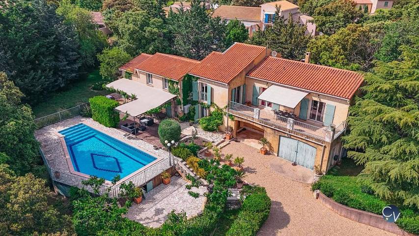 Location de vacances pour 12 personnes, avec piscine ainsi que jardin et vue à Pouzilhac - 2