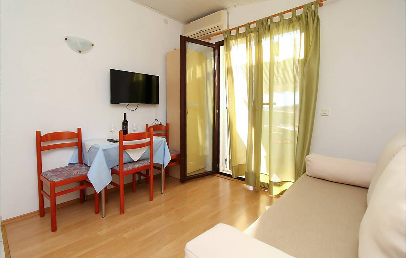 Ganze Ferienwohnung, Charmantes 200 m vom Strand entferntes Apartment mit Terrasse und Parkplatz in Zivogosce, Makarska Riviera