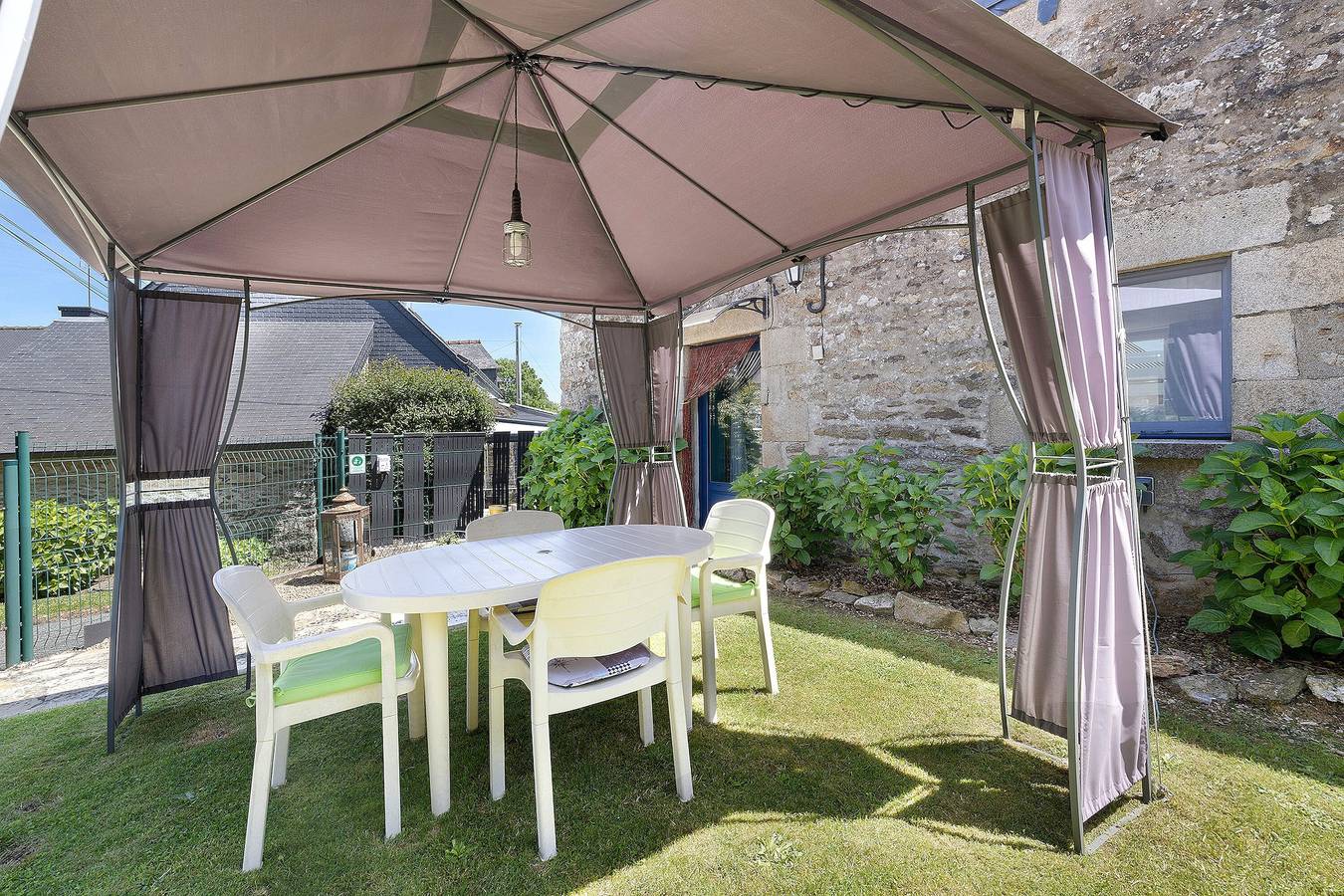 Studio entier, Studio « Ti Maen » avec piscine chauffée in Plougonver, Région de Guingamp