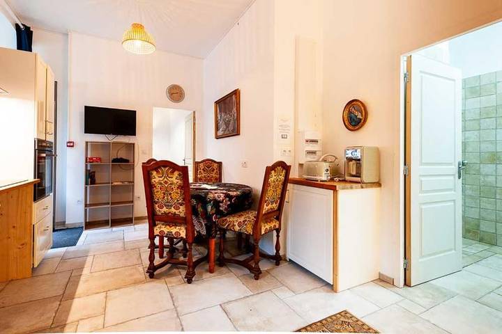 Location de vacances pour 30 personnes, avec piscine ainsi que vue et jardin, animaux acceptés à Plémet - 2