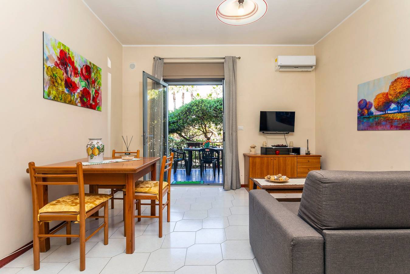 Entire apartment, Apartment 'Musa Giardini Naxos' with Terrace, Garden and Air Conditioning in Chianchitta-Pallio, Giardini-Naxos
