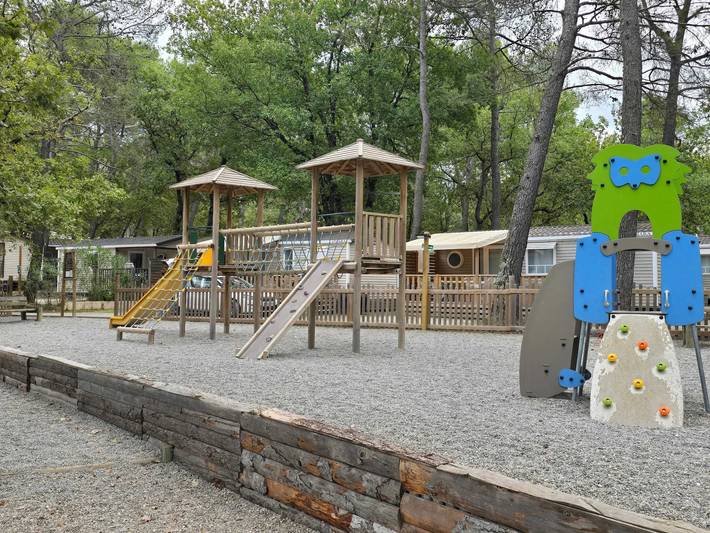 Location de vacances pour 6 personnes, avec jardin ainsi que terrasse et piscine à Nans-les-Pins - 2