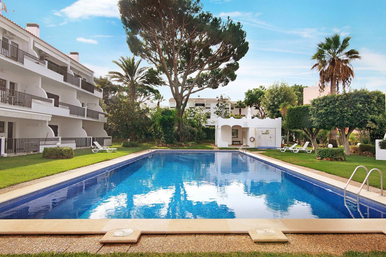 Entire apartment, Apartment "Mouramar Vilamoura" with Pool, Wi-Fi, Garden & Balcony in Vilamoura, Quarteira