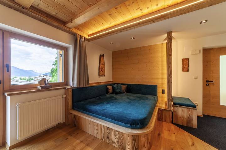 Entire apartment, Apartment 'Mühlanderhof Apt Piz Lad' with Lake View, Shared Terrace and Wi-Fi in Lake Rèsia, Graun
