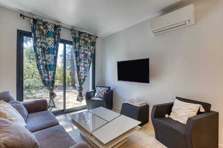 Holiday Home “Nestled Among the Pines” with Wi-Fi and Air Conditioning in Saint-Bauzille-de-Montmel, Medelhavskusten (Frankrike)