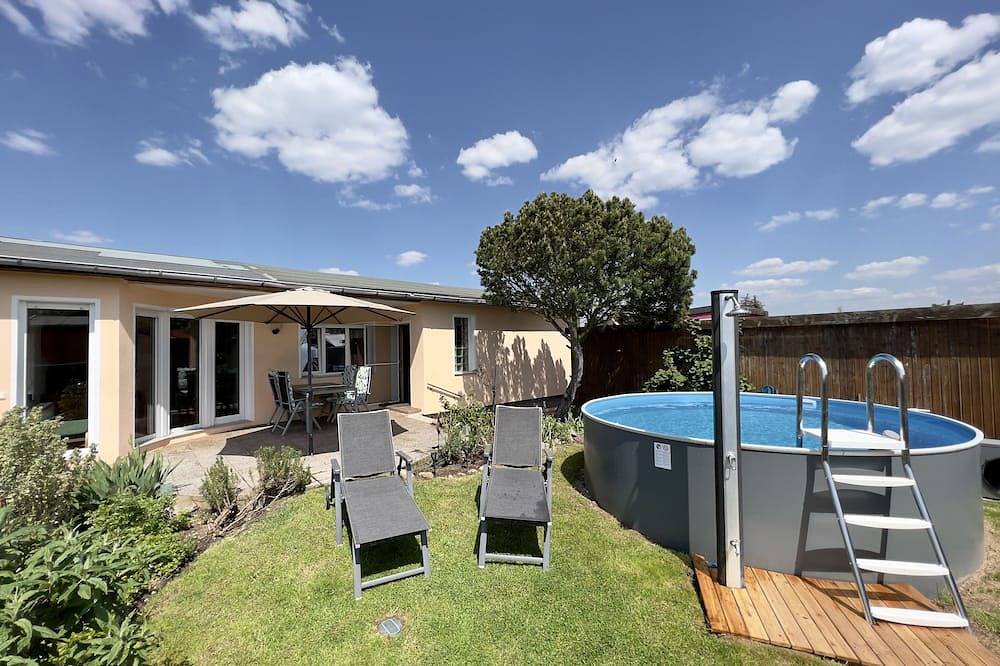 Ferienhaus am Niegripper See mit Pool in Burg bei Magdeburg, Elbe-Börde-Heide