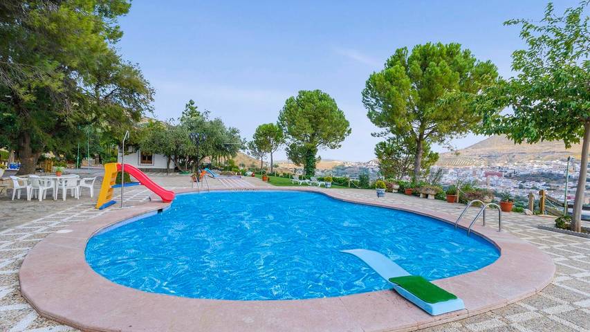 Location de vacances pour 14 personnes, avec balcon/terrasse et piscine à Loja