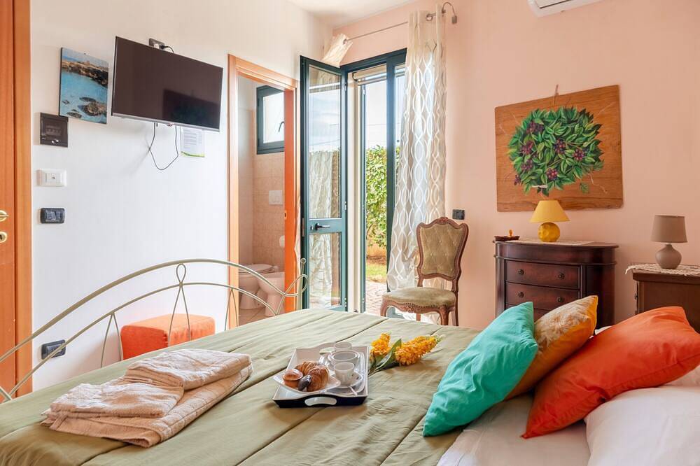 Bed and Breakfast 'Paradise - Ulivo' with Private Garden, Wi-Fi and Air Conditioning in Melendugno, Lecce Province