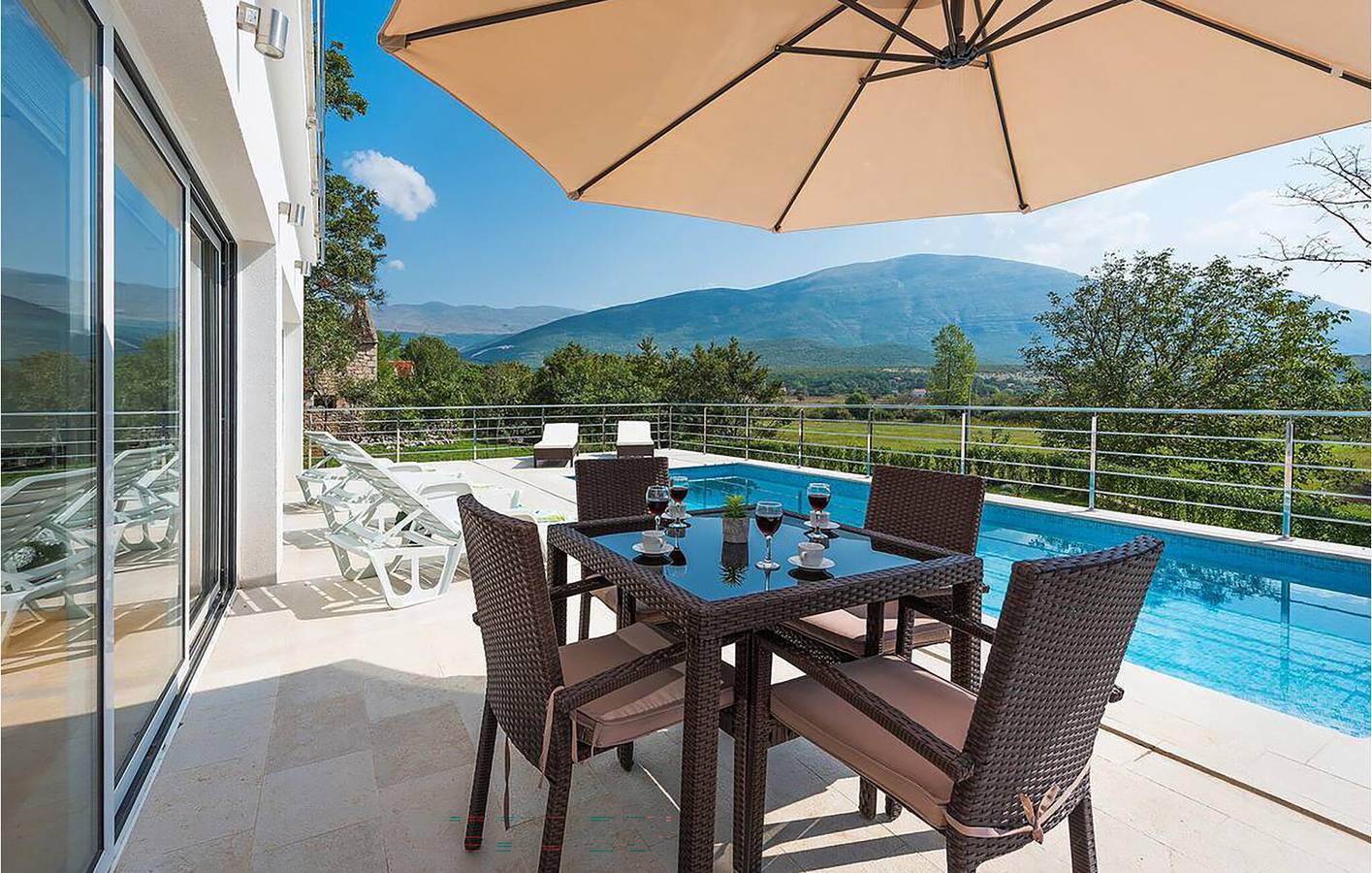 Gemütliche 2-Zimmer-Wohnung mit Pool, Terrasse und Flussblick in der Nähe von Cetina in Dalmatinisches Zagora
