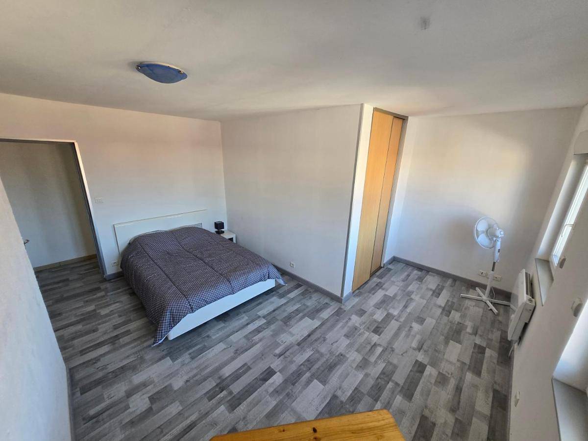 Appartement entier, One-Bedroom Apartment in Decize, Nièvre
