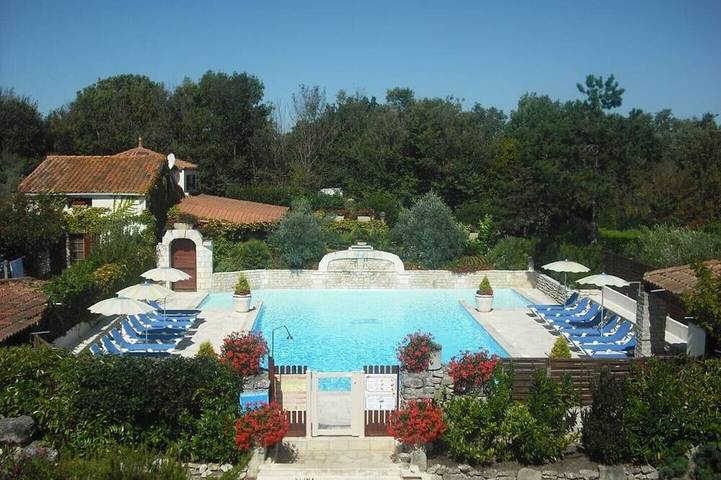 Gîte pour 4 personnes, avec Jacuzzi et Terrasse ainsi que Jardin et Piscine