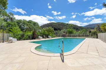 Gîte pour 6 personnes, avec jardin à Reynès