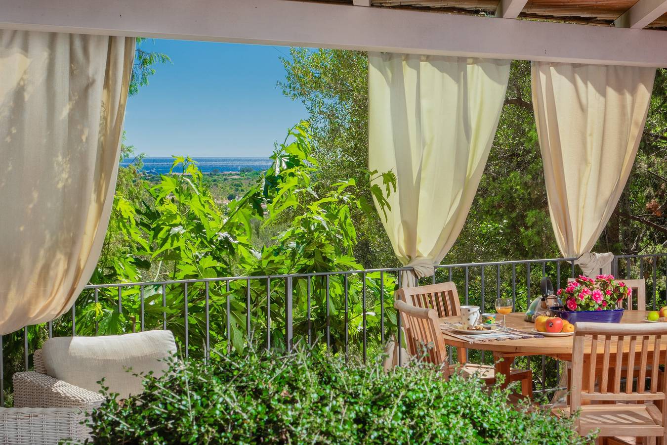 Ganze Wohnung, Ferienwohnung "Tavolara" mit Meerblick, privater Terrasse, Gemeinschaftspool und Klimaanlage in Lu Fraili di Sopra, San Teodoro