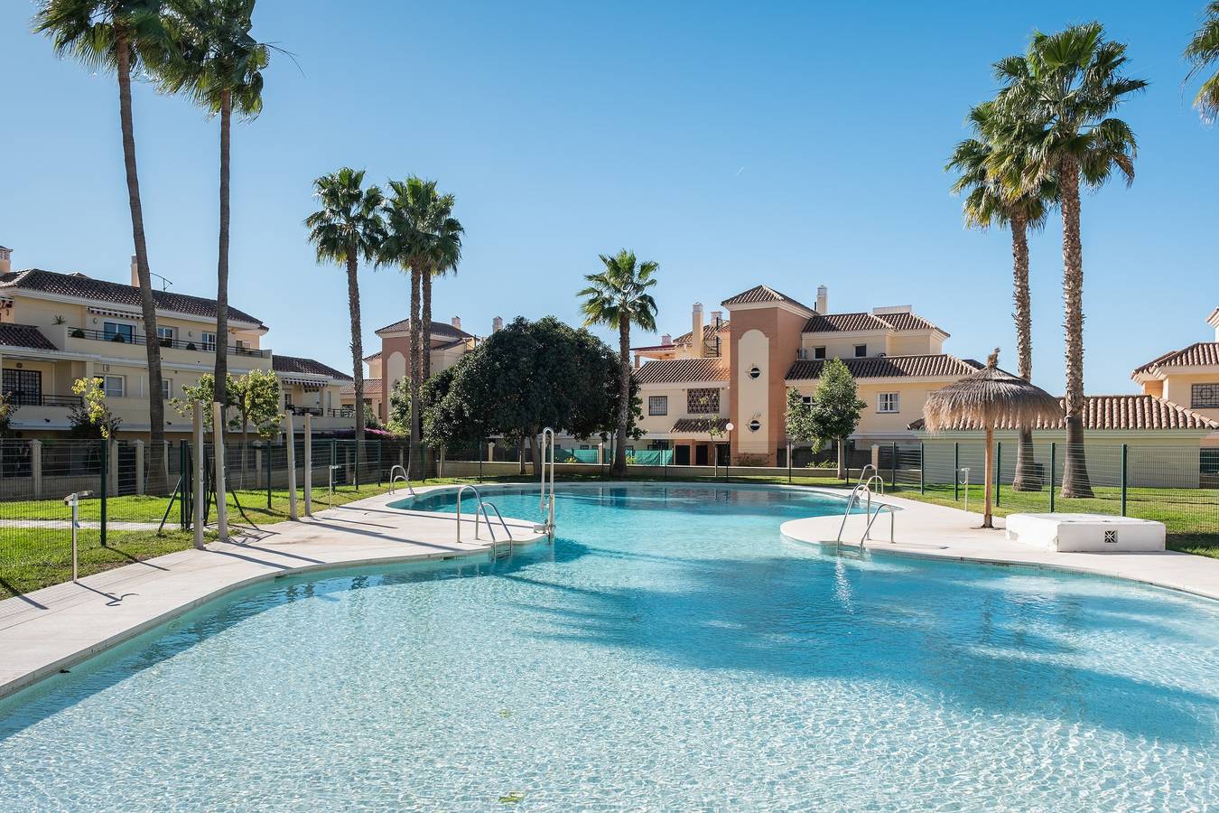 Ganze Wohnung, Appartement "Casa Baviera Golf" mit Bergblick, Gemeinschaftspool & Wlan in Caleta de Vélez, Vélez-Málaga