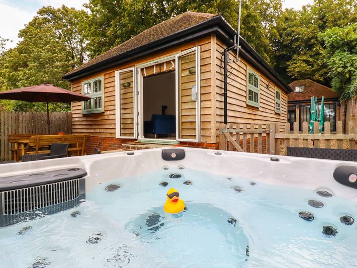 Lodge for 6 people, with Yard in London
