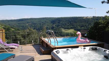 Studio pour 2 personnes, avec jardin et piscine ainsi que jacuzzi et terrasse, animaux acceptés dans l' Aveyron