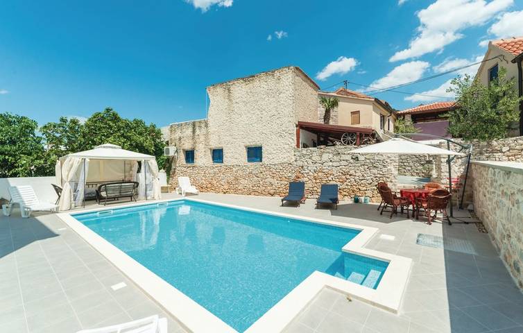 Villa for 8 people, with terrace and pool, with pets in Tisno