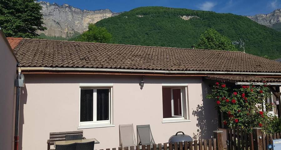 Location de vacances pour 6 personnes, avec vue et jardin à Saint-Vincent-de-Mercuze