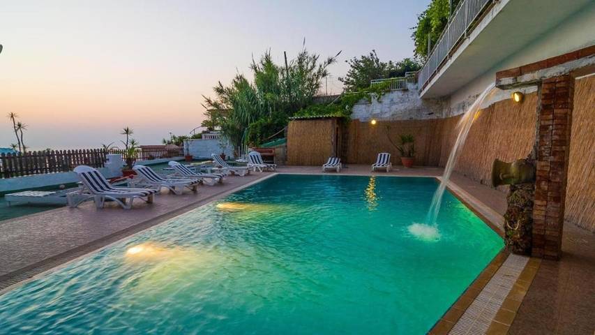 Location de vacances pour 2 personnes, avec terrasse ainsi que piscine et jardin, animaux acceptés dans Ischia - 2