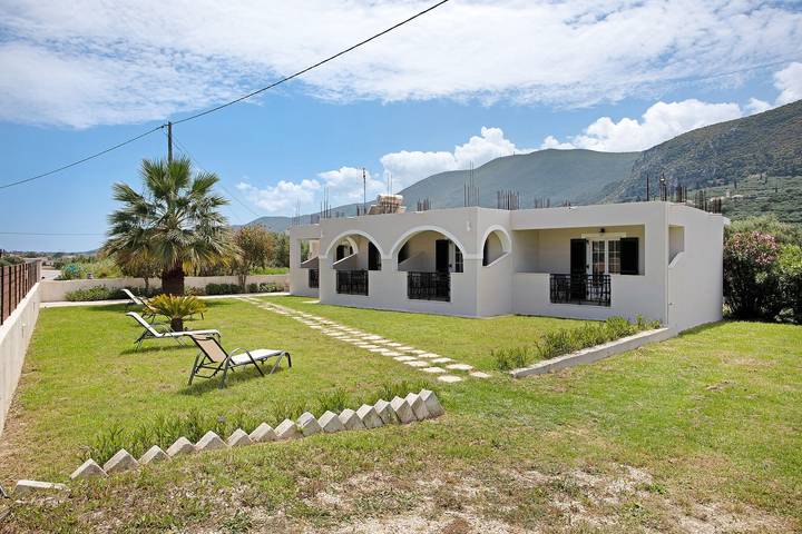 Entire apartment, Holiday Apartment "Tropical Studio 3" with Shared Garden, A/C & Wi-Fi in Katastari, Alykes