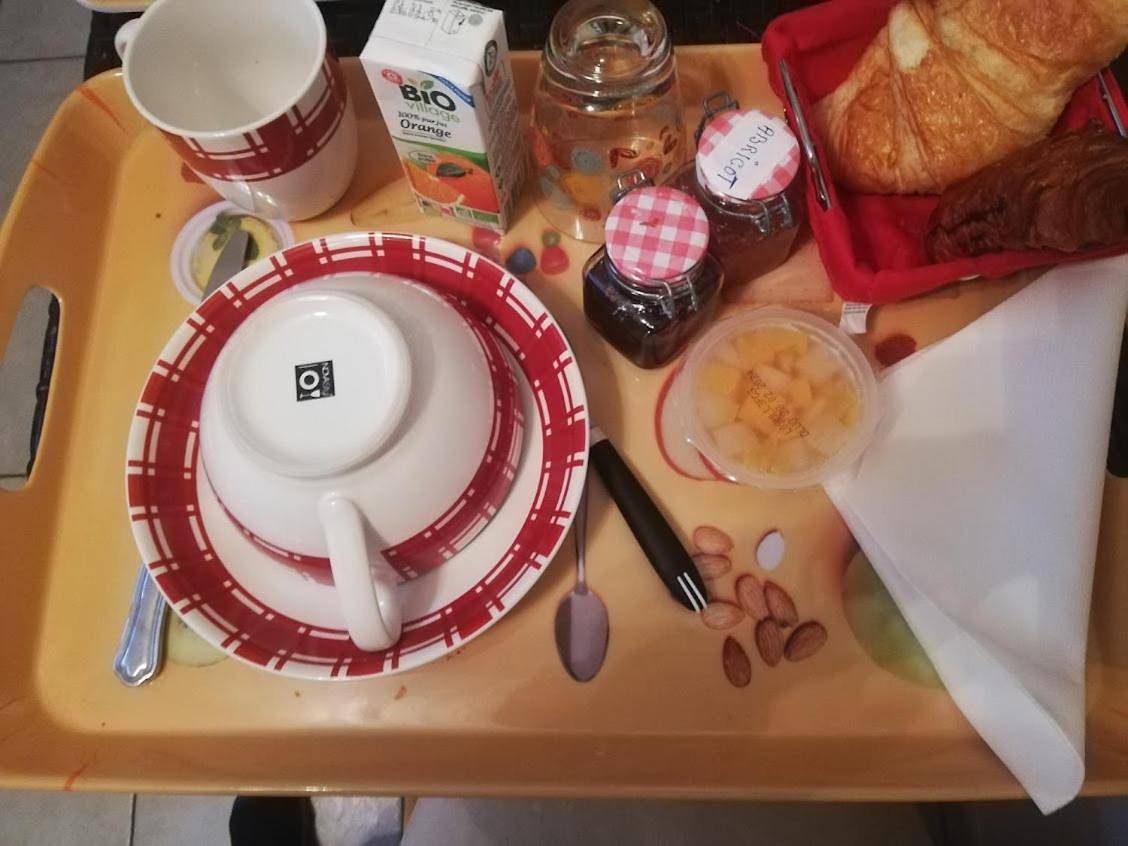 Chambre avec salle de bain privatisée avec petit déjeuner compris in Auxonne, Région de Dijon