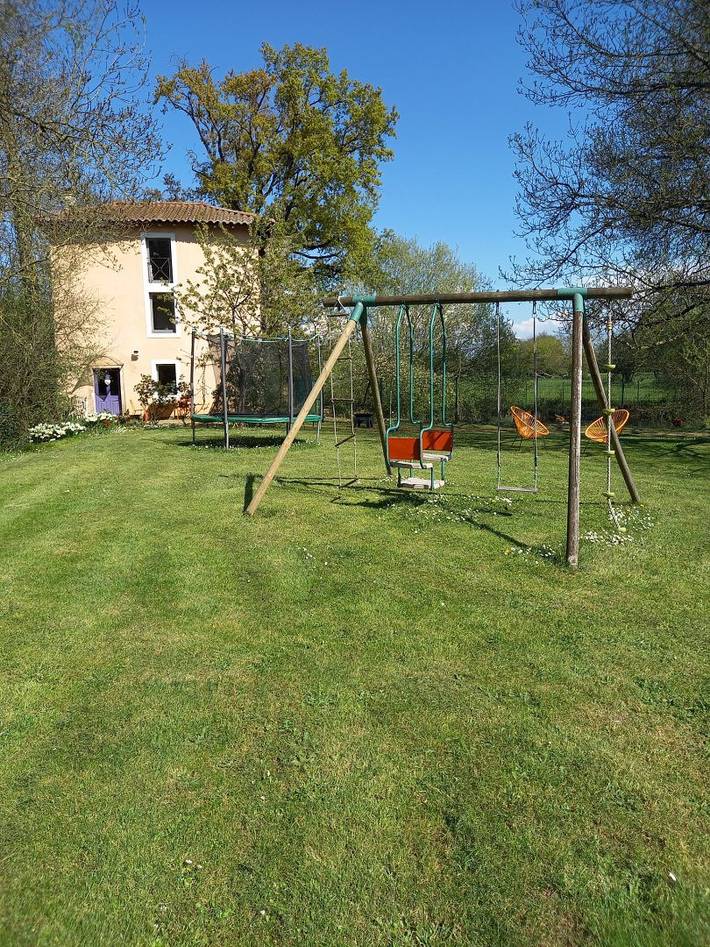 Gîte pour 6 personnes, avec piscine ainsi que terrasse et jardin