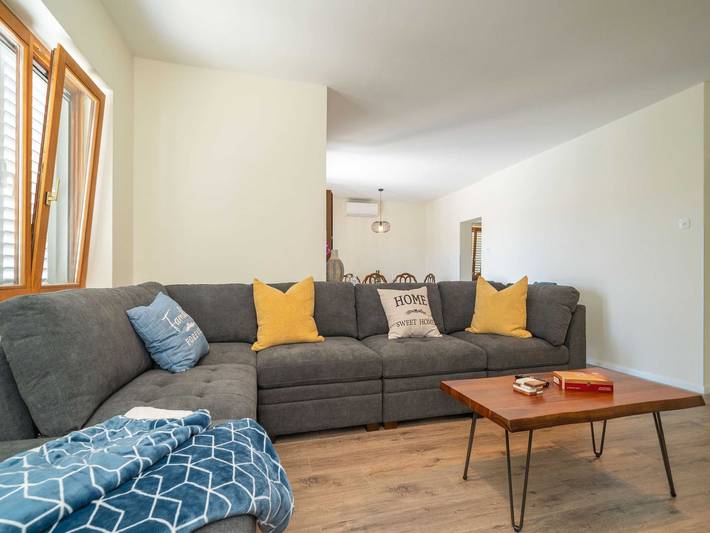 Villa for 6 people, with balcony in Srebreno