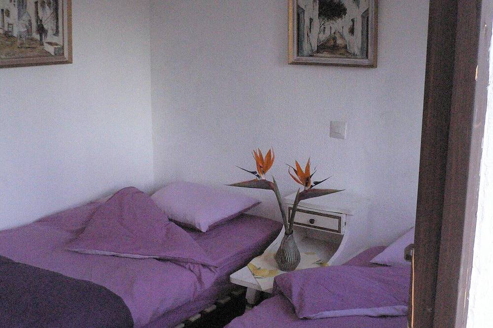 Andalusische 4 bedden vakantiehuis op 400 meter van het strand, grote tuin in Marbella Oost, Marbella