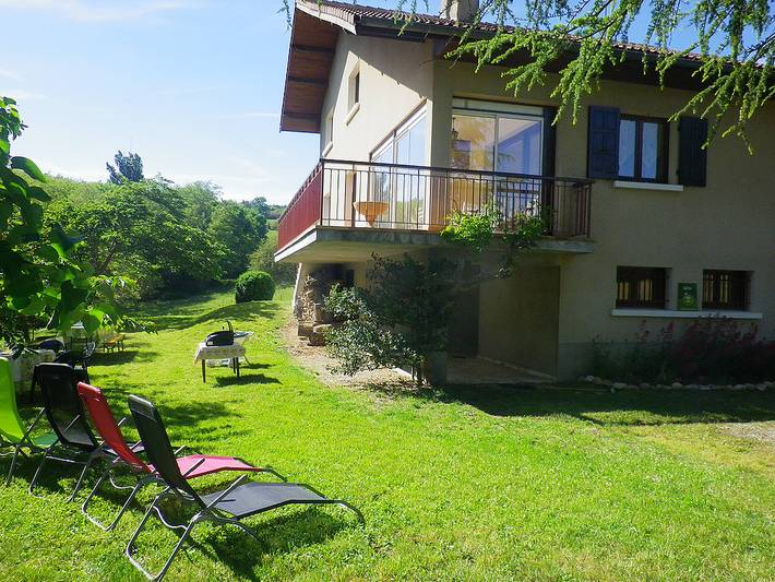 Gîte pour 12 personnes, avec terrasse ainsi que jardin et piscine