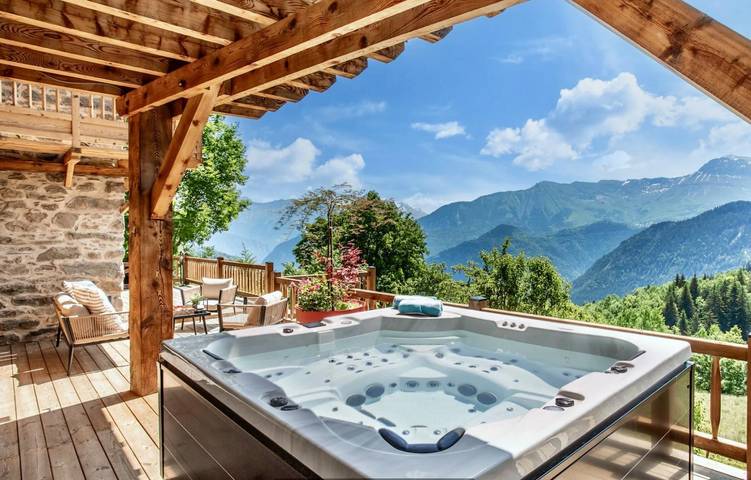 Gîte pour 10 personnes, avec terrasse ainsi que jacuzzi et sauna