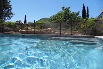 Location de vacances pour 4 personnes, avec piscine ainsi que jardin et terrasse à Saint-Maurice-d'Ibie