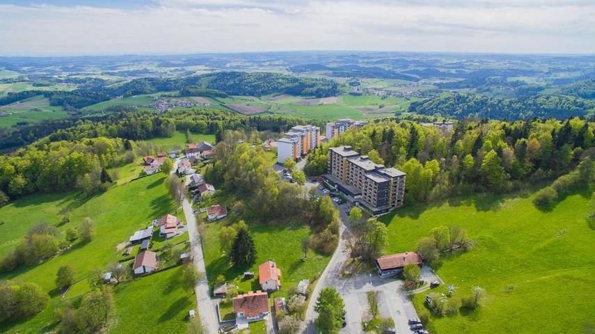 Ferienpark für 4 Personen, mit Pool und Balkon sowie Garten im Bayerischer Wald