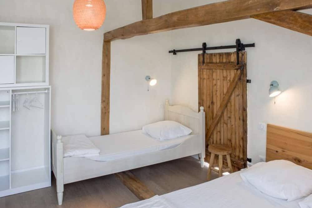 Maison familiale avec piscine chauffée, salle de jeux et grand jardin - 5 chambres, 15 couchages in Changé, Sarthe
