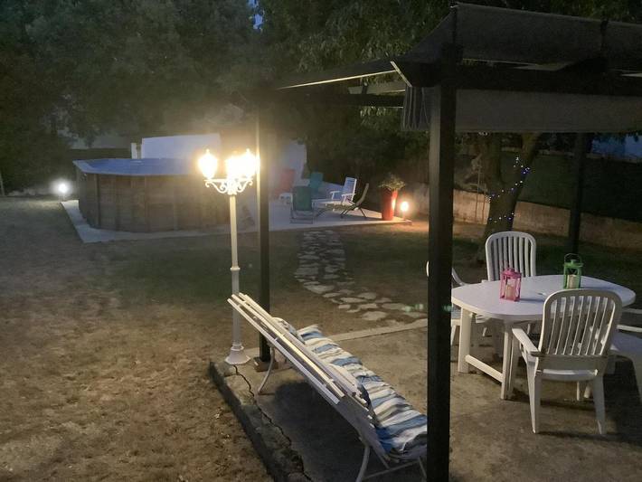 Gîte pour 5 personnes, avec Balcon et Terrasse ainsi que Jardin et Piscine à Souvignargues