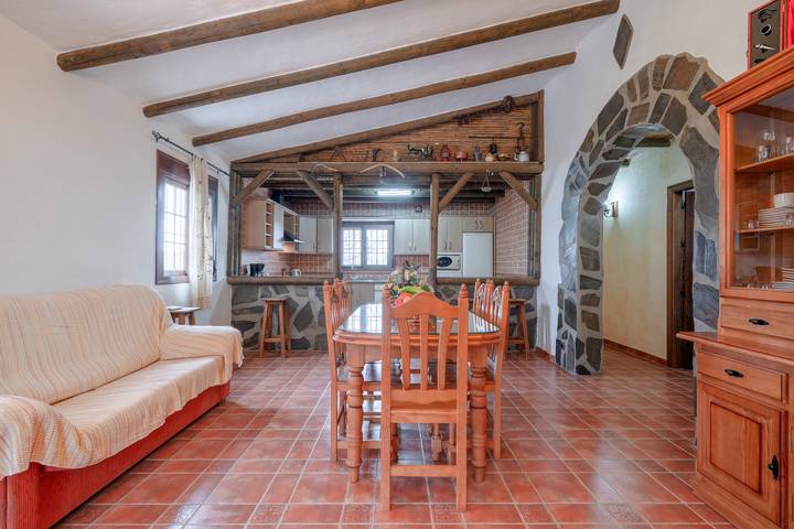 Encantadora casa Cortijo el Manzano con piscina, Wi-Fi y terraza; aparcamiento disponible, se admiten mascotas in Sayalonga, Cordillera Penibética