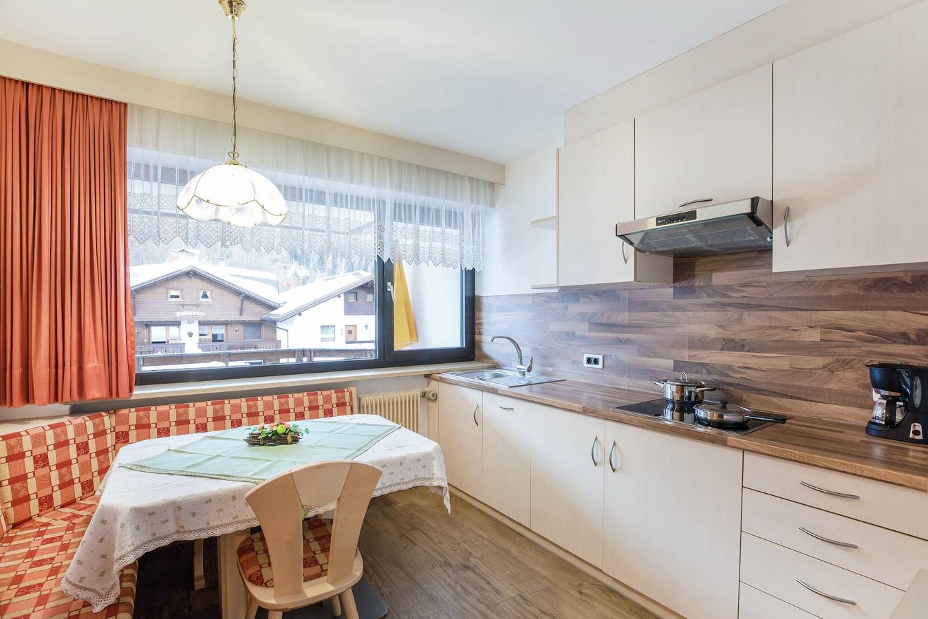 Appartement entier, Rustic Apartment near Ski Areas with Wi-Fi, Garden and Terrace in Colfosco, Corvara in Badia