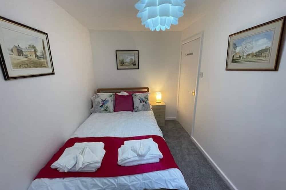 Riverside Two Bedroom Townhouse in Abergavenny with Car Charger. in Abergavenny, Brecon Beacons