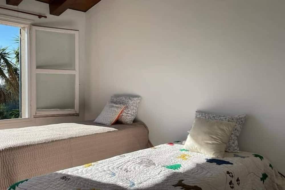 550 m2 house with swimming pool, porch, barbecue, gardens in a 8,000 m2 property. in Supermaresme, Sant Vicenç de Montalt