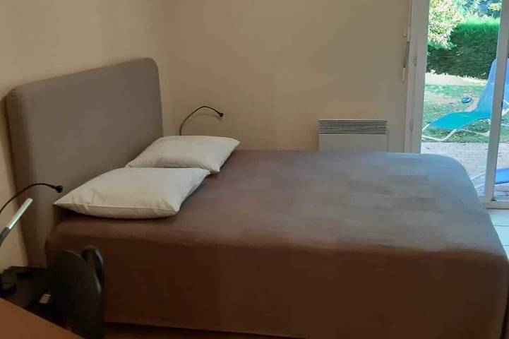 Apartment Rdj in quiet property in the countryside, near Lyon in Charbonnières-les-Bains, Lyon region